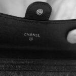 Interno di un portafoglio Chanel in pelle caviar nera con logo CHANEL