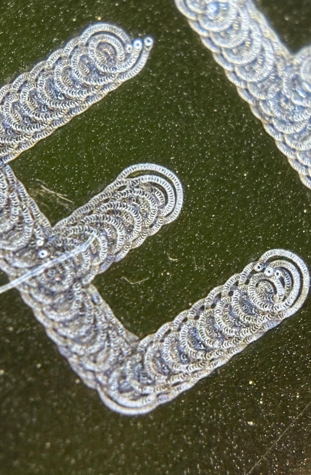 Codice del microchip Chanel inciso sulla targhetta metallica