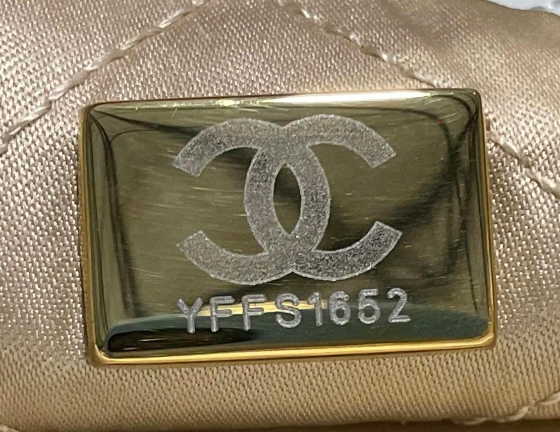 Targhetta Chanel contraffatta con lettere escluse nel codice